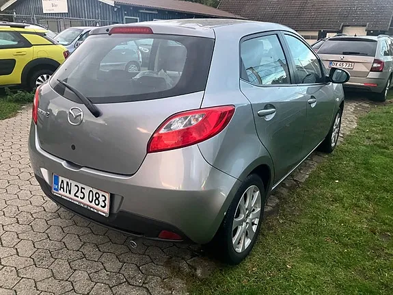 Mazda 2 2012 photo 4