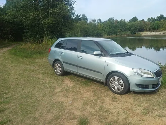 Skoda Fabia 2011 photo 2