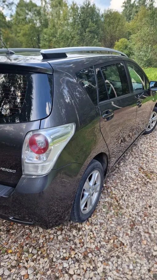 Toyota Verso 2011 photo 2