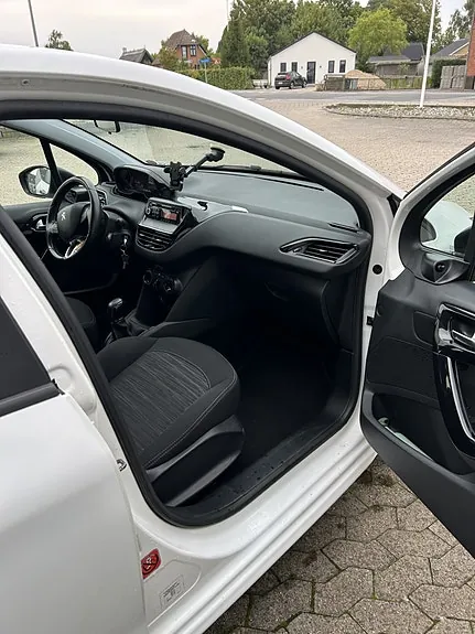 Peugeot 208 2012 photo 3