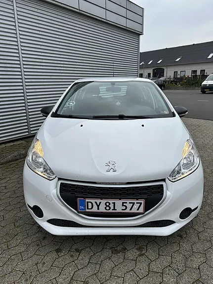 Peugeot 208 2012 photo 4