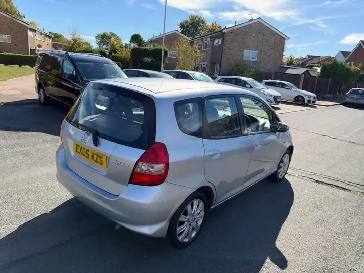 Honda Jazz 2005 photo 2