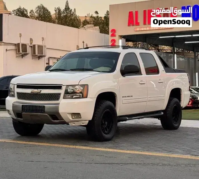 Chevrolet Avalanche 2011 photo 2