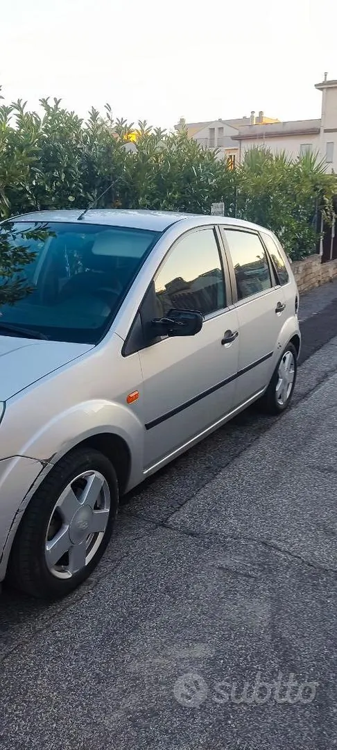 Ford Fiesta 2004 photo 2