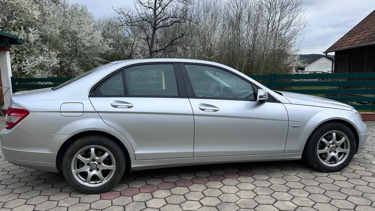 Mercedes-Benz C-Class 2011 photo 2