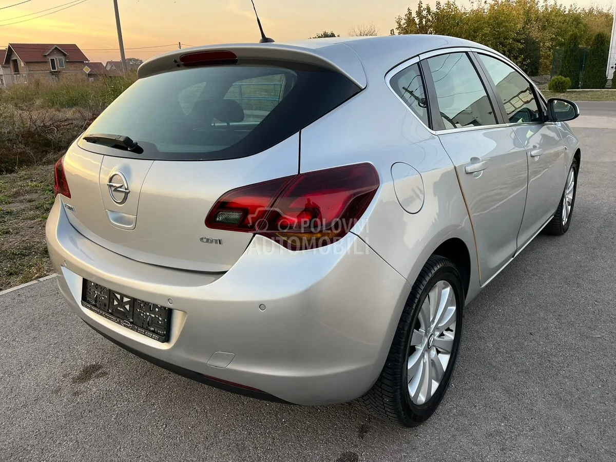Opel Astra J 2010 photo 5