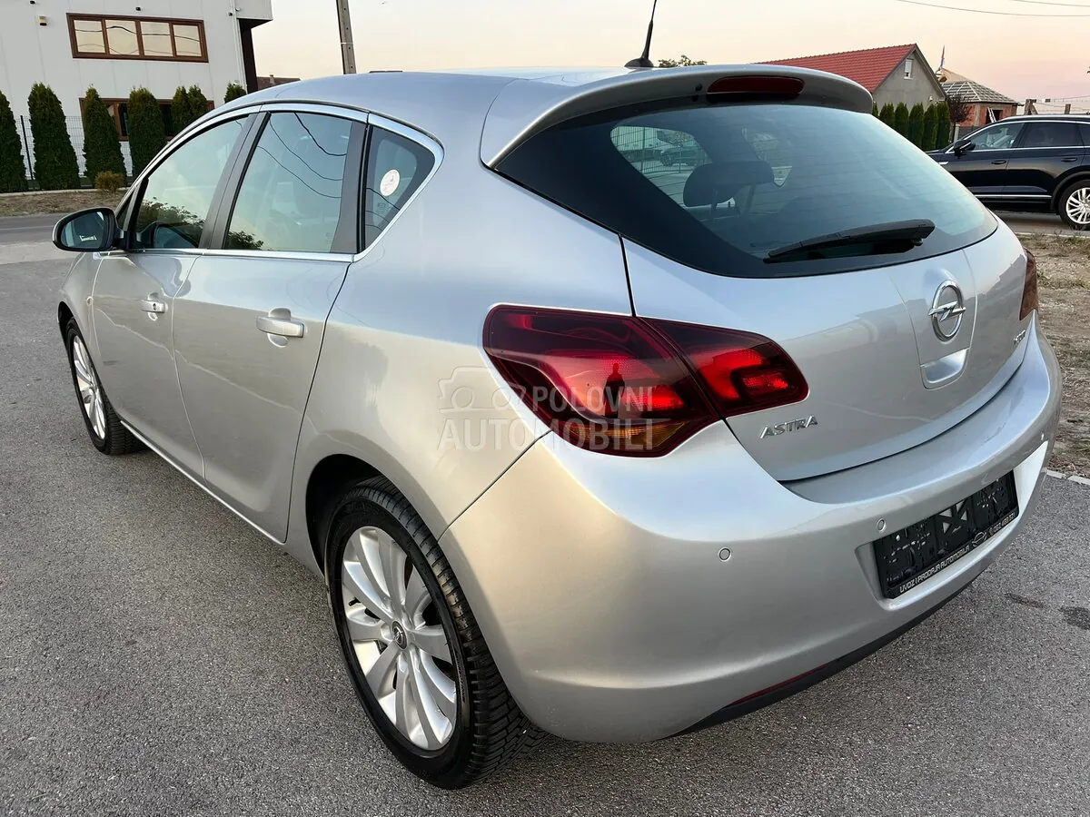 Opel Astra J 2010 photo 3
