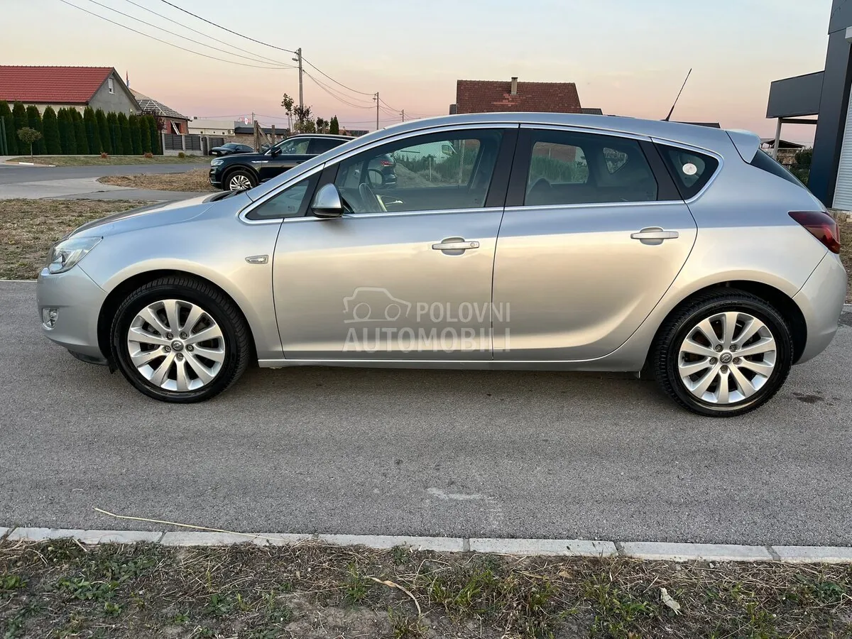 Opel Astra J 2010 photo 2