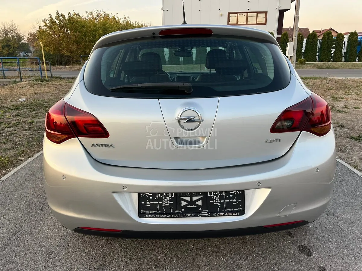 Opel Astra J 2010 photo 4
