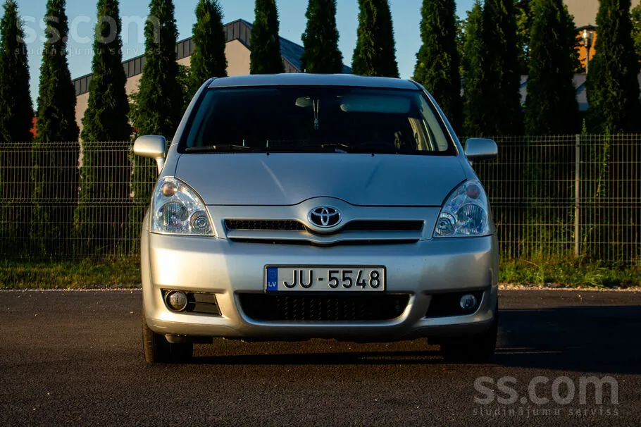 Toyota Corolla Verso 2005 photo 2