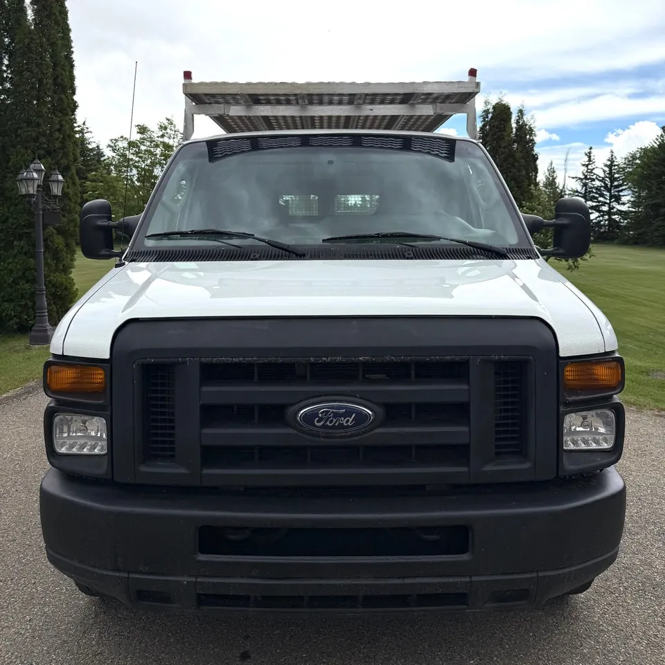 Ford E-350 2012 photo 2
