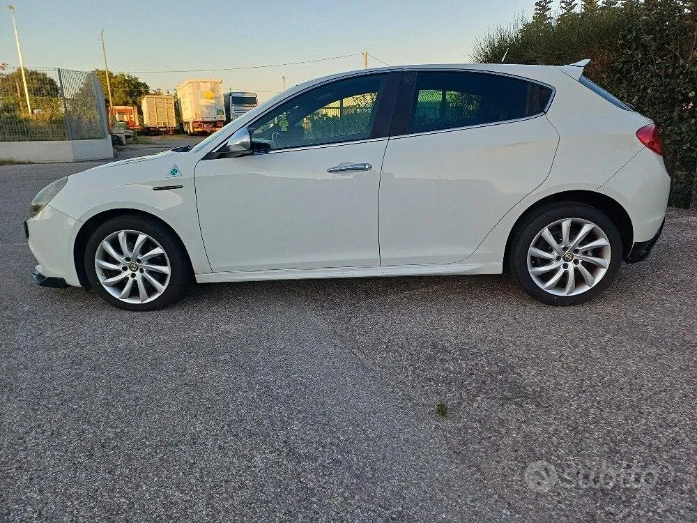 Alfa Romeo Giulietta 2012 photo 5