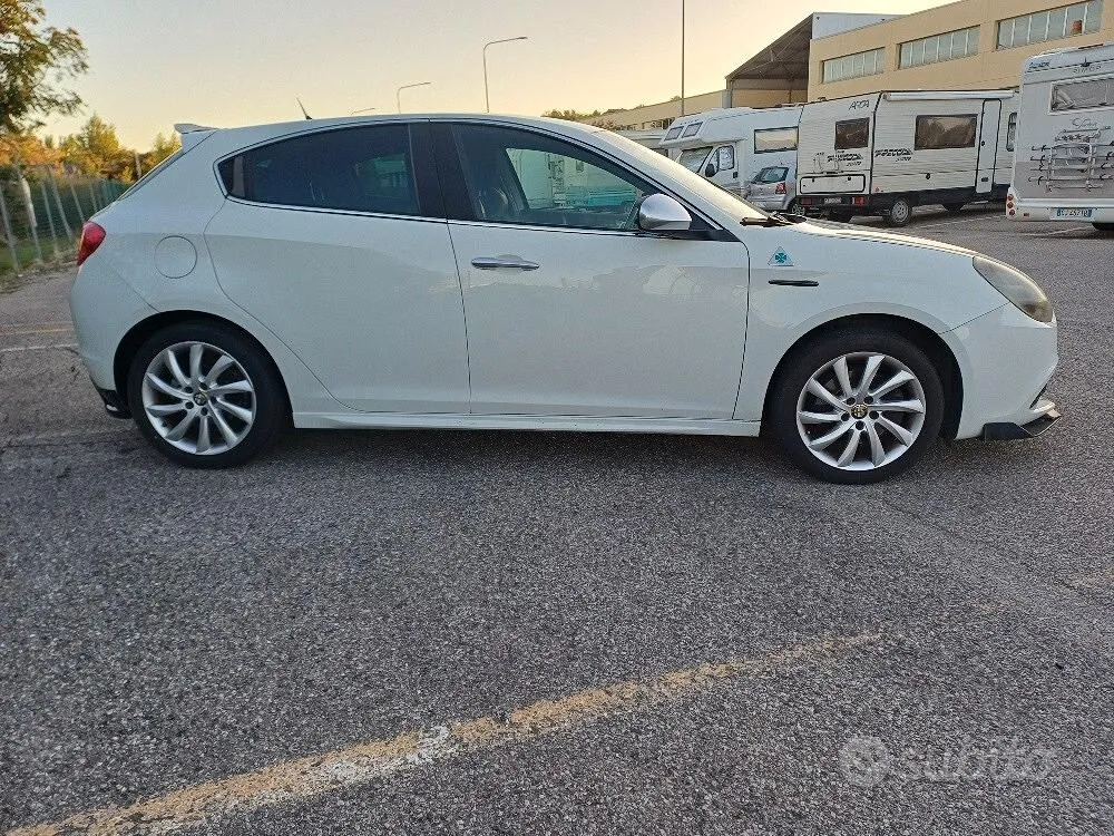 Alfa Romeo Giulietta 2012 photo 3