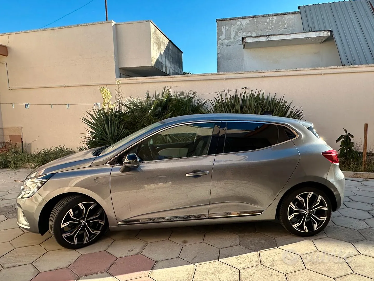 Renault Clio 2023 photo 2