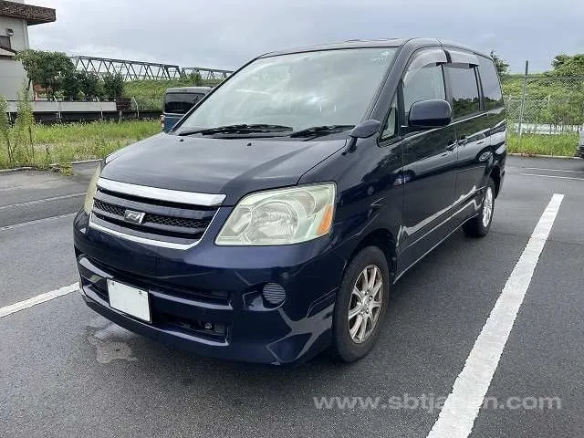 Toyota Noah 2005 photo 2