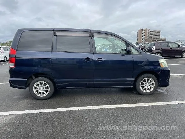 Toyota Noah 2005 photo 5