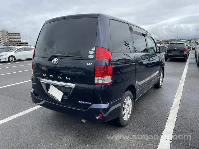 Toyota Noah 2005 photo 4