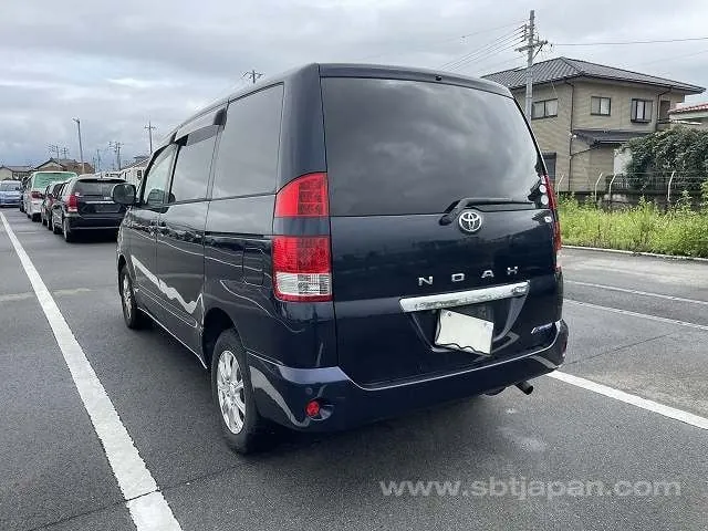 Toyota Noah 2005 photo 3