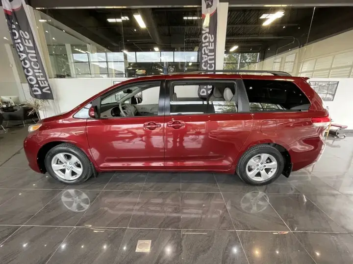 Toyota Sienna 2014 photo 3