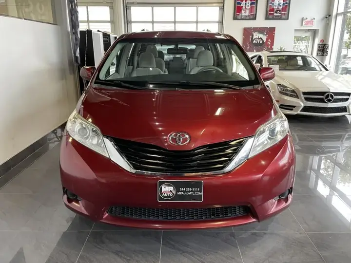 Toyota Sienna 2014 photo 2