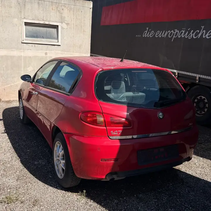 Alfa Romeo 147 2005 photo 2