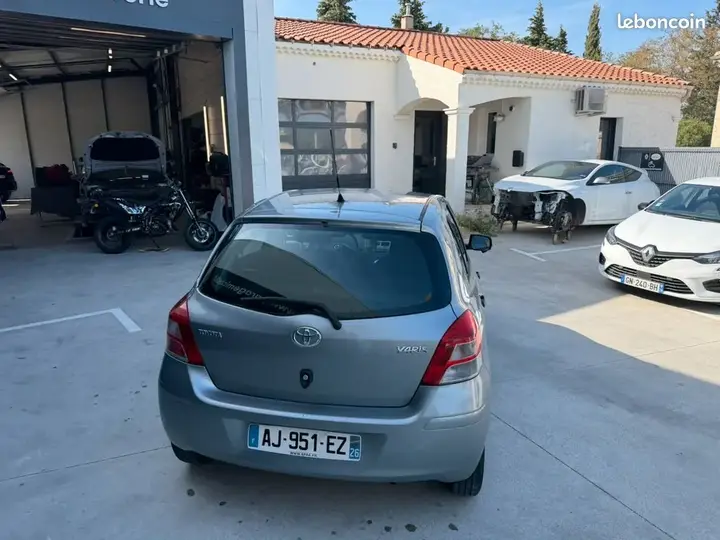 Toyota Yaris 2010 photo 3