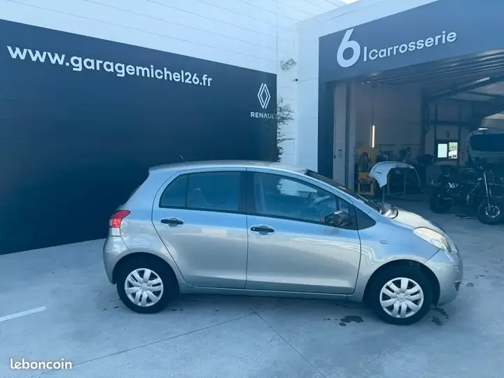 Toyota Yaris 2010 photo 2