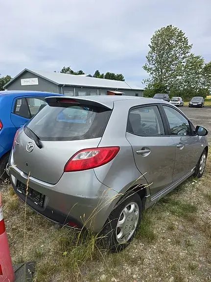 Mazda 2 2010 photo 2