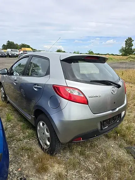Mazda 2 2010 photo 3