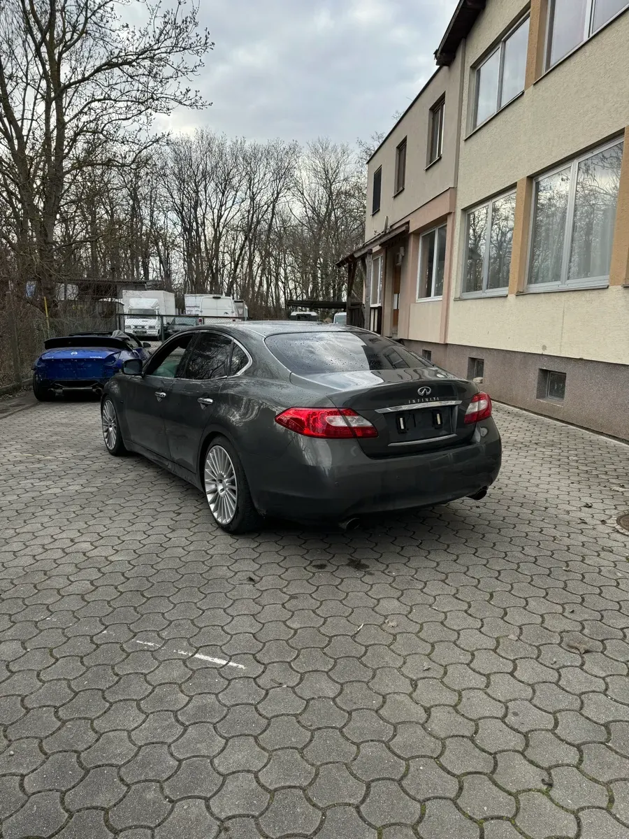 Infiniti Q70 2011 photo 2