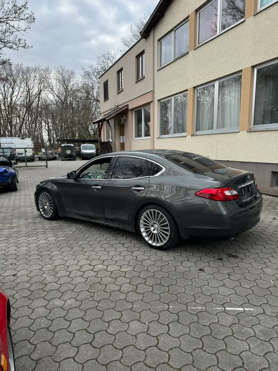 Infiniti Q70 2011 photo 3