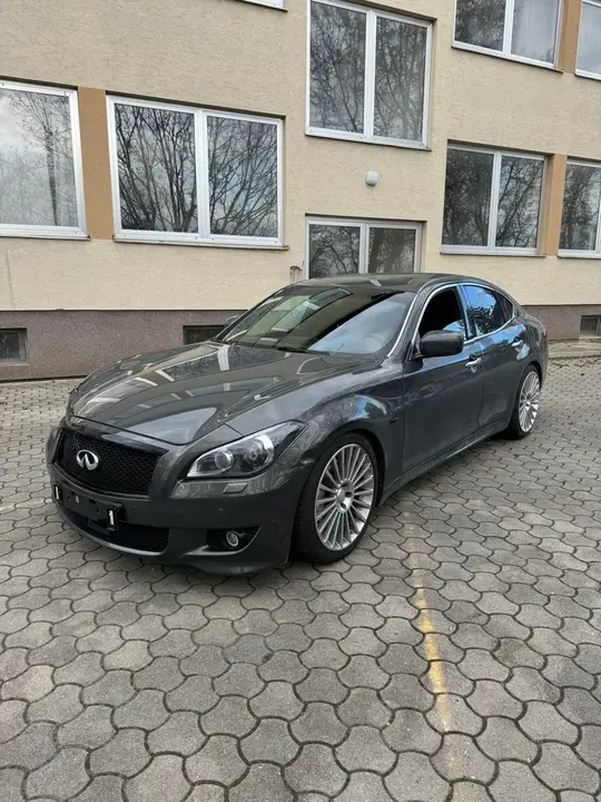 Infiniti Q70