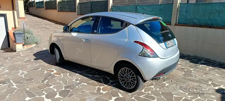 Lancia Ypsilon 2013 photo 2
