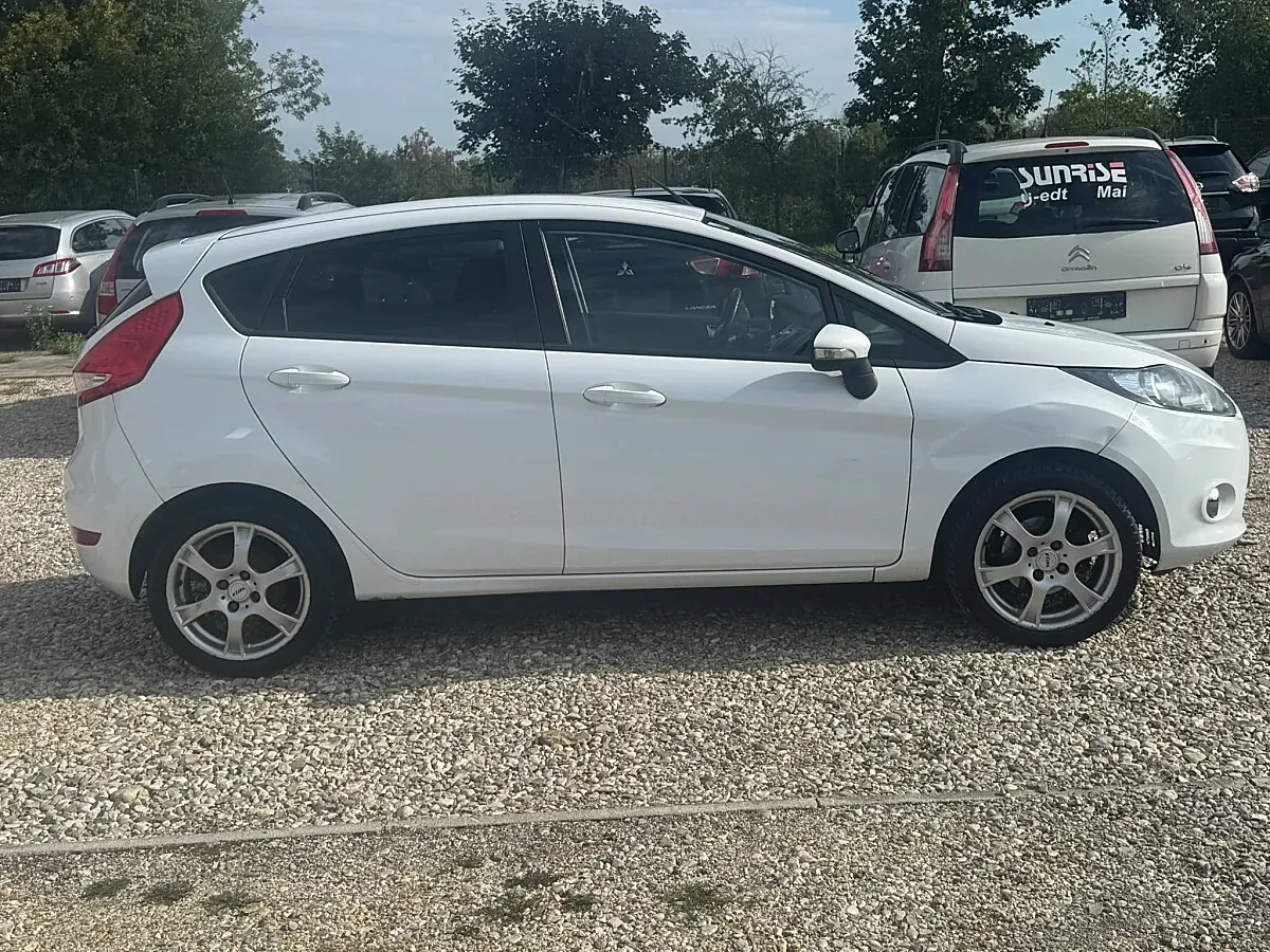 Ford Fiesta 2011 photo 2