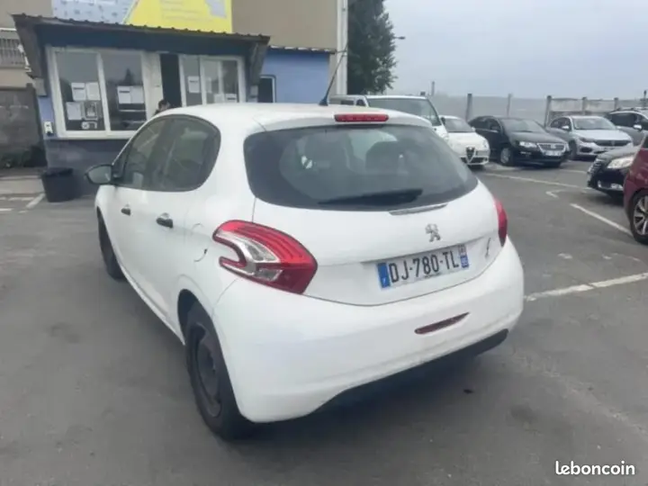 Peugeot 208 2014 photo 2