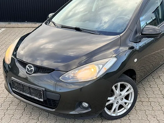 Mazda 2 2010 photo 2