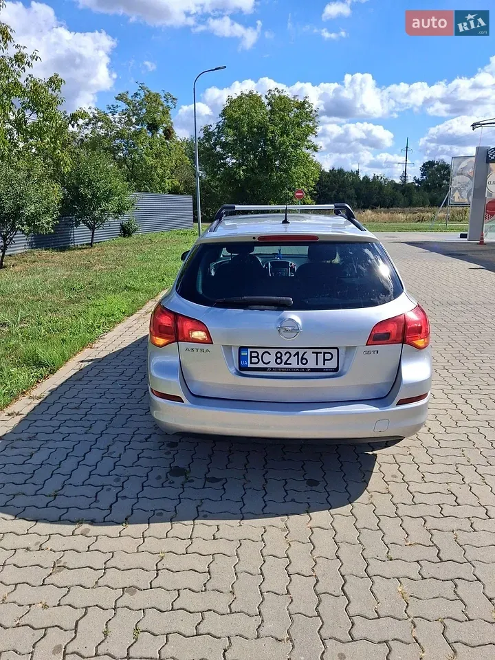 Opel Astra 2011 photo 2