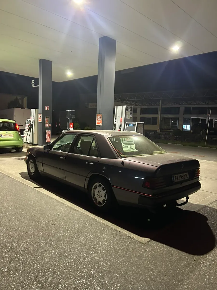 Mercedes-Benz E-Class 1993 photo 3