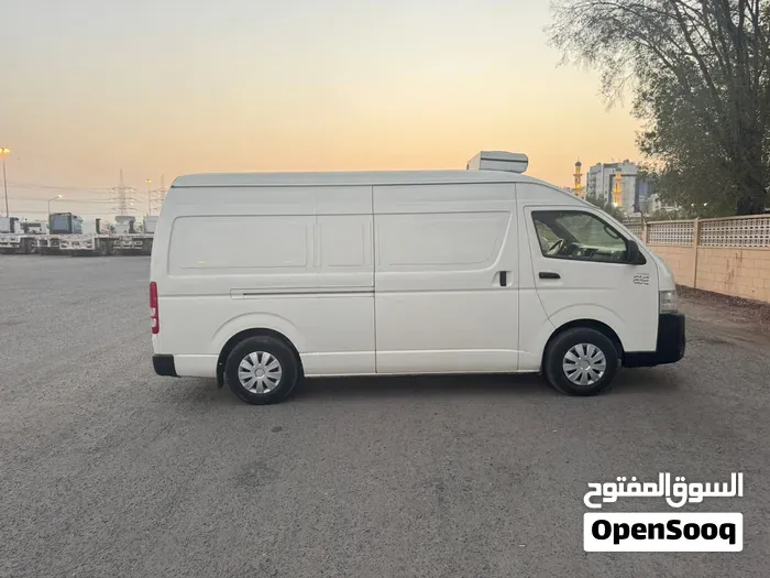 Toyota Hiace 2017 photo 2