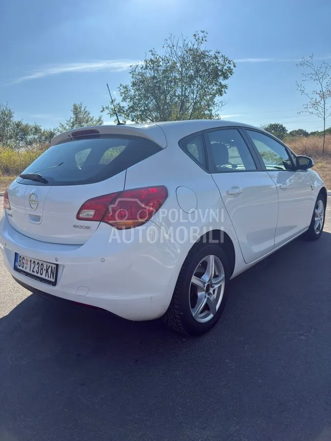 Opel Astra J 2012 photo 4