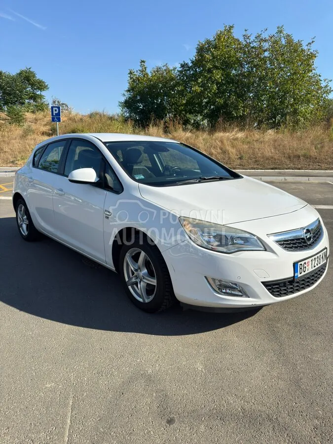 Opel Astra J 2012 photo 5