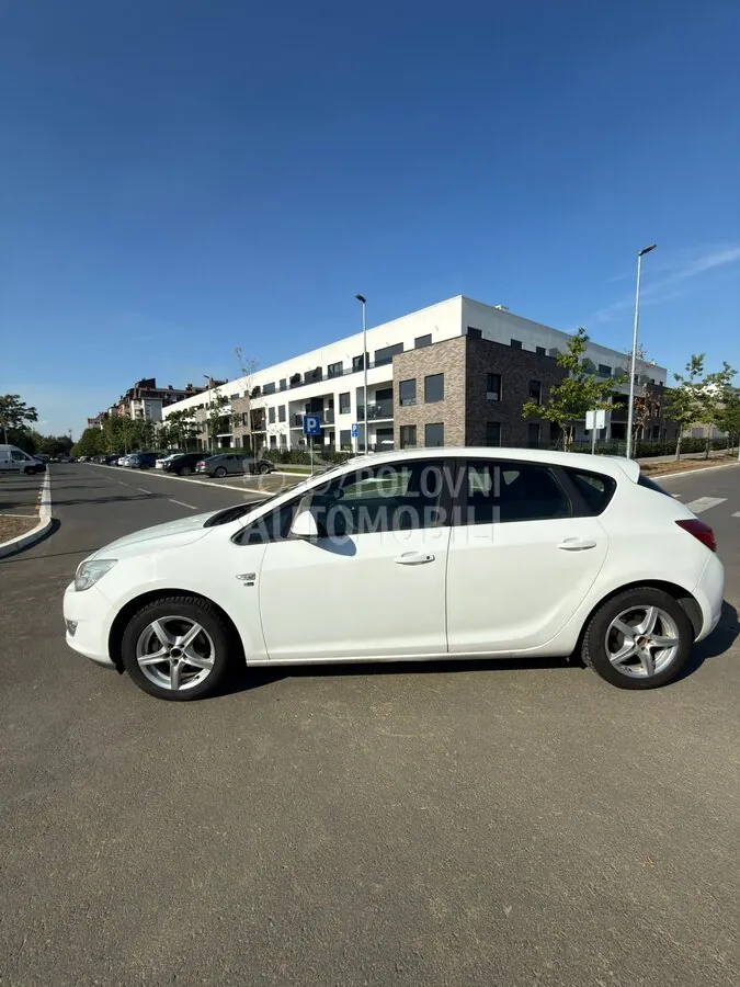 Opel Astra J 2012 photo 2