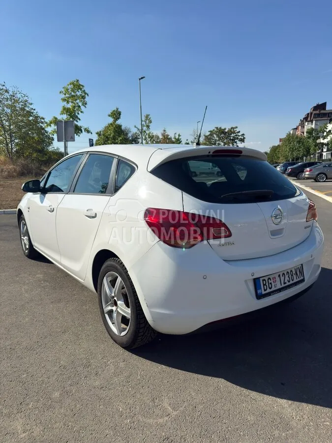 Opel Astra J 2012 photo 3