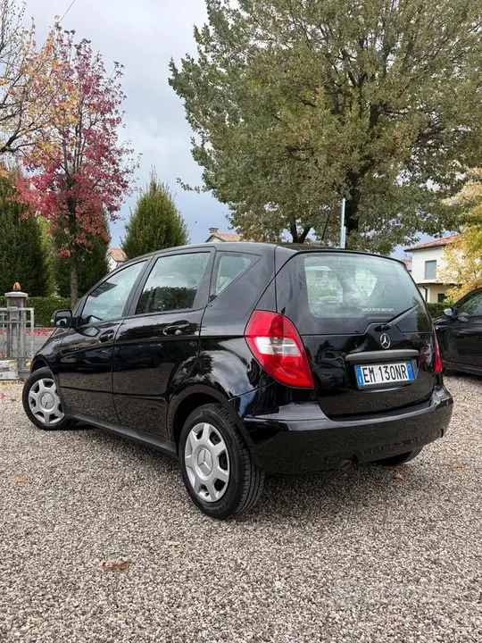 Mercedes-Benz A 160 2012 photo 2