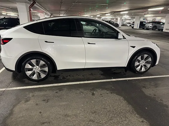 Tesla Model Y 2023 photo 2