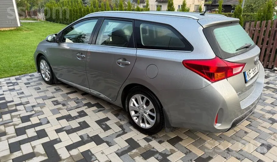 Toyota Auris 2013 photo 2