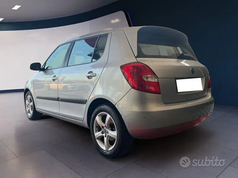 Skoda Fabia 2011 photo 5