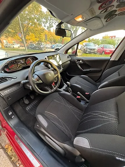 Peugeot 208 2012 photo 2