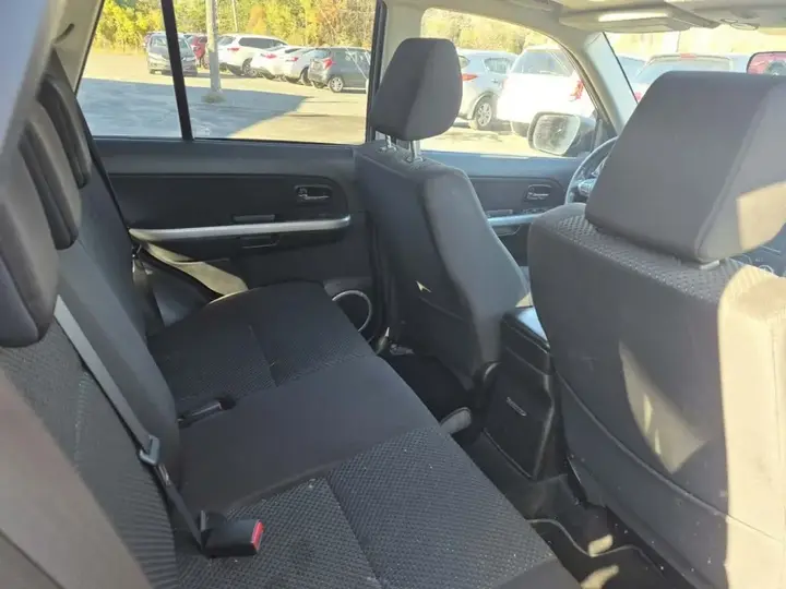 Suzuki Grand Vitara 2010 photo 3