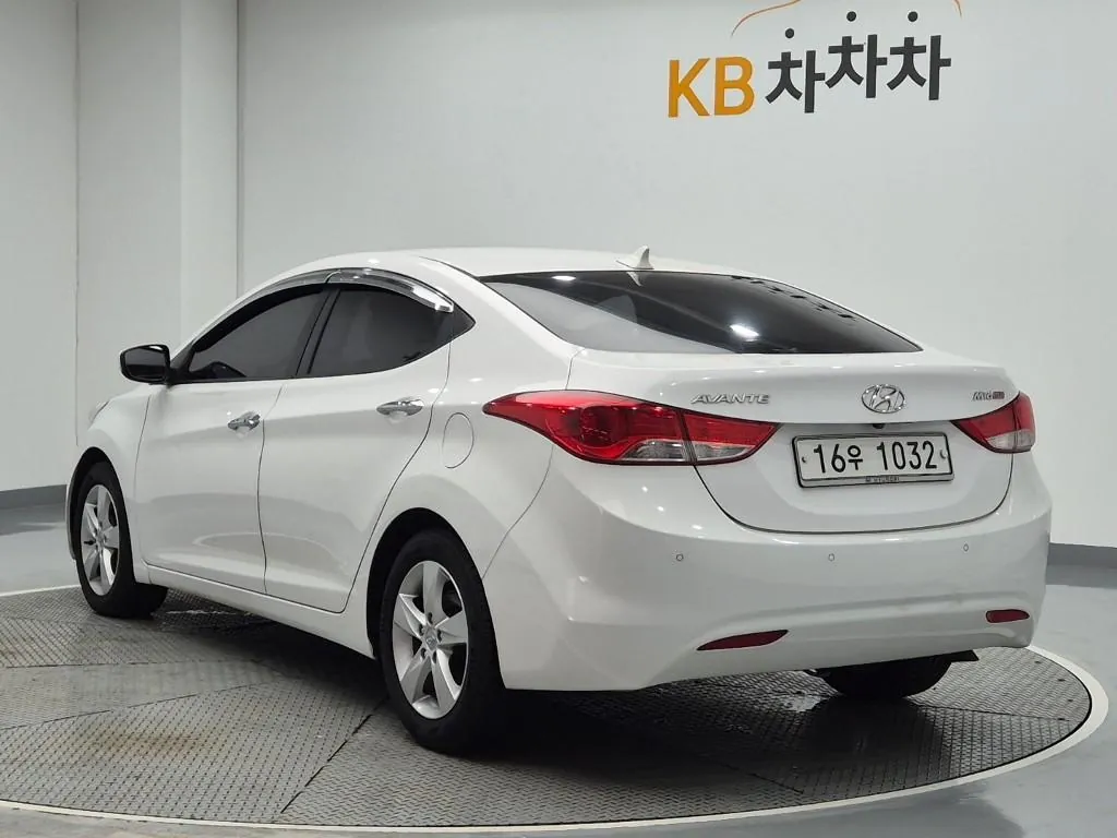 Hyundai Elantra 2011 photo 2